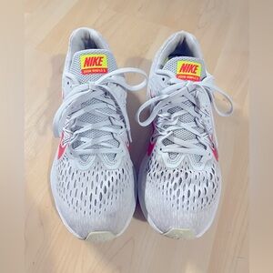 Nike Zoom Winflo 5 Light Gray and Pink Size 9